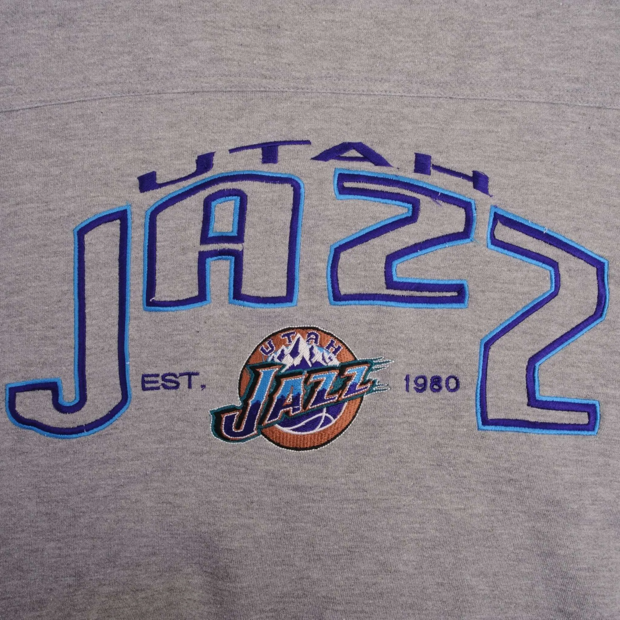 VINTAGE NBA UTAH JAZZ EMBROIDERED SWEATSHIRT 1990S SIZE 2XL